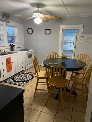 kitchen/dining area