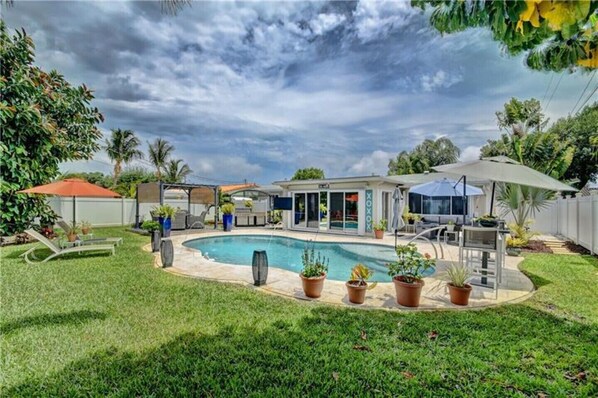 Beautifully landscaped pool