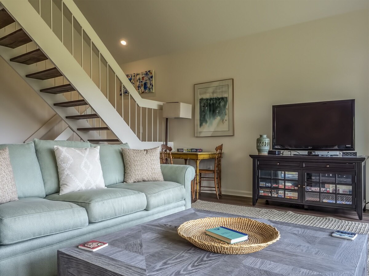 Fantastic 3 BR/2 BA Villa With Spectacular Marsh Views! Amenity Cards Included!