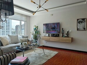 Comedor + Sala de Estar: Cómodo, amplio, moderno y elegante.