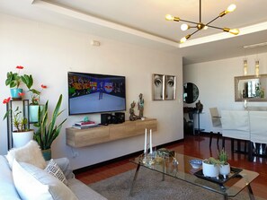 Comedor + Sala de Estar: Cómodo, amplio, moderno y elegante.