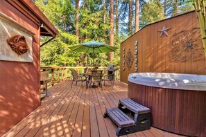 Welcome to hot tub heaven! - Great escape for couple or small groups!