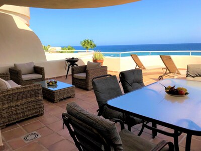 3 bedrooms, 2.5 baths; 7 people; directly on the beach, frontal sea click