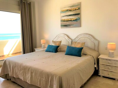 3 bedrooms, 2.5 baths; 7 people; directly on the beach, frontal sea click