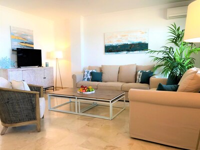 3 bedrooms, 2.5 baths; 7 people; directly on the beach, frontal sea click