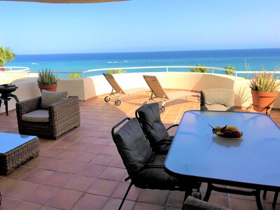 3 bedrooms, 2.5 baths; 7 people; directly on the beach, frontal sea click