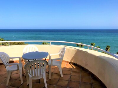 3 bedrooms, 2.5 baths; 7 people; directly on the beach, frontal sea click