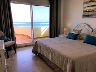 3 bedrooms, 2.5 baths; 7 people; directly on the beach, frontal sea click