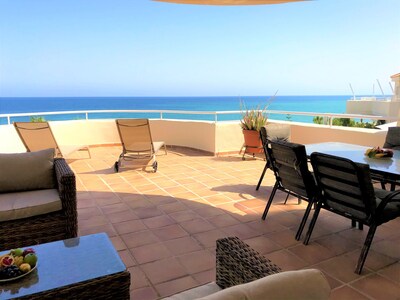 3 bedrooms, 2.5 baths; 7 people; directly on the beach, frontal sea click