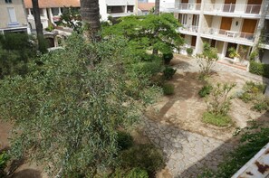 vue du balcon sur jardin de la Résidence