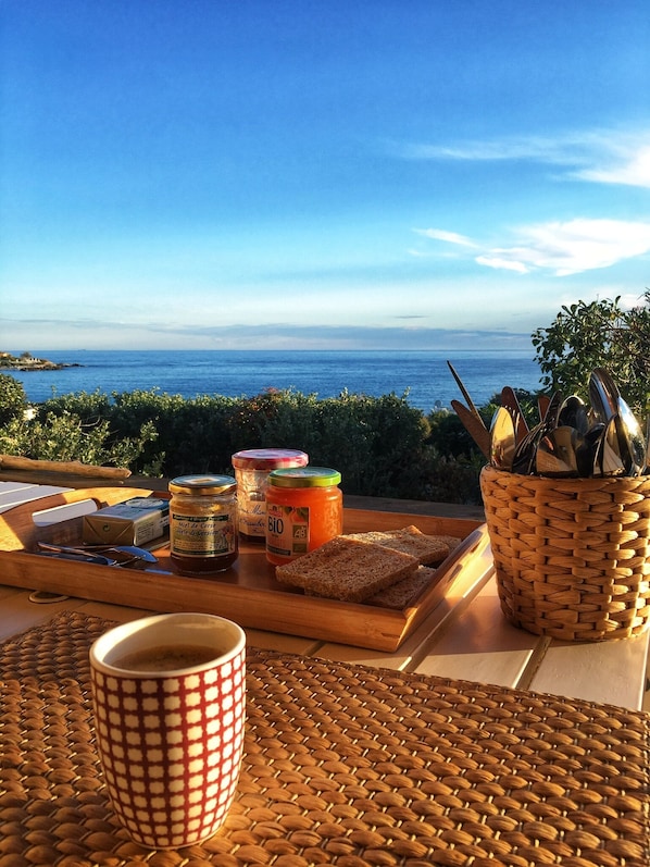 breakfast front of the sea.