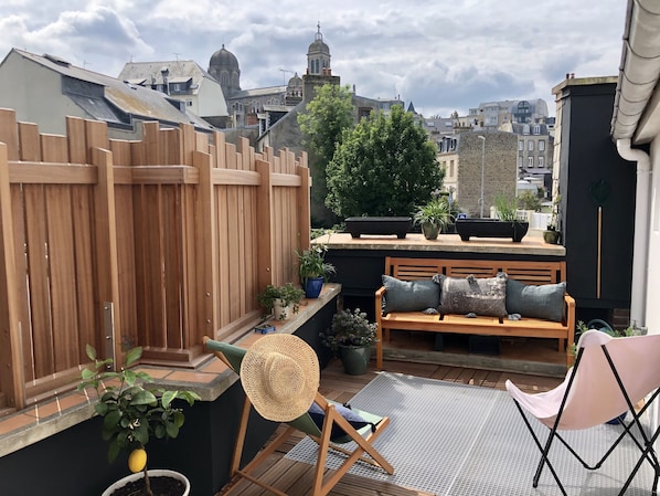 Terrasse à l'abri des regards et du vent, avec une jolie vue sur Saint Paul!