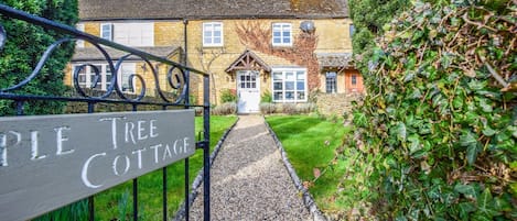 Exterior Front, Appletree Cottage, Bolthole Retreats