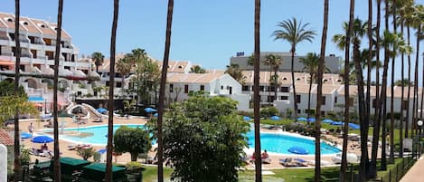 Traumhafter Ausblick von der Terrasse zum Pool