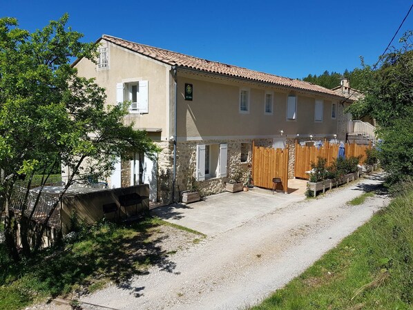 Les gîtes de Moussan - Montbrun Les Bains - Vue d'ensemble bâtiment gîte