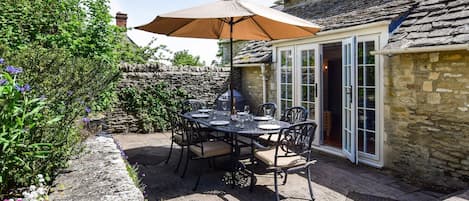 Patio area, Cotswold Cottage, Bolthole Retreats