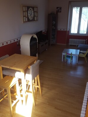 Le salon et le coin petit déjeuner