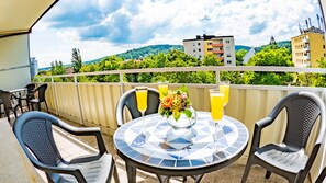 Balkon mit acht Stühlen und zwei Tischen