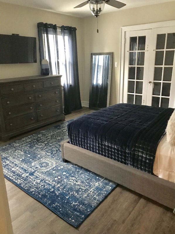 Master Bedroom w sitting area 