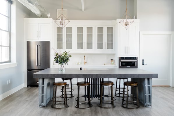 Full Kitchen with island seating &amp; cooktop