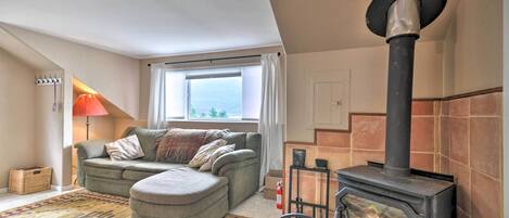 Cozy and comfortable, this 2-bed, 2-bath apt. is the perfect Stevenson stay!