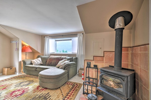 Cozy and comfortable, this 2-bed, 2-bath apt. is the perfect Stevenson stay!