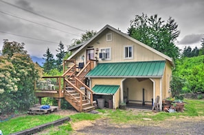 Kick off your Pacific Northwest retreat at this vacation rental for 5!