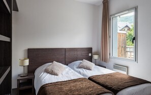 Get a good night sleep in the bedroom with 2 Single beds.