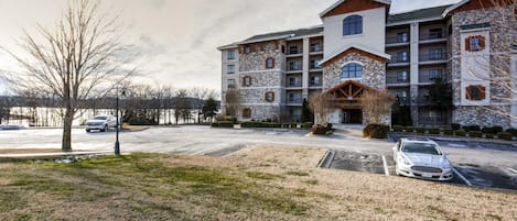 Luxurious lake front condo, 5 minutes from Big Cedar and numerous amenities. 