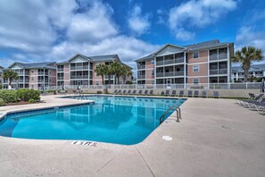 Community Amenities | Outdoor Pool & Hot Tub