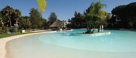 piscina tipo playa, y piscina de niños