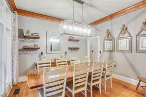 Dining Area | Dishware/Flatware Provided