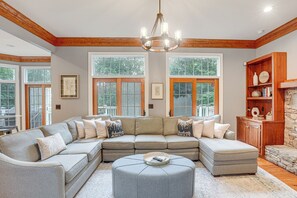 Living Room | Free WiFi | Gas Fireplace
