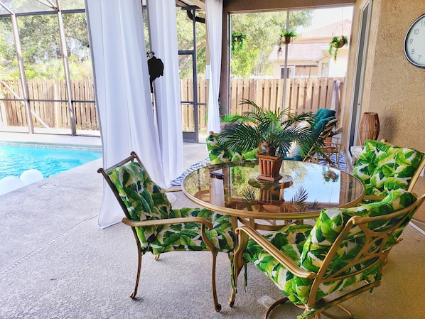 Florida Life at its best!! Al Fresco eating, water and sunshine!