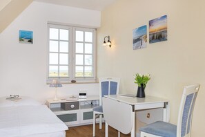 View between the sleeping and dining area in the holiday apartment Wattstuebchen in Norddorf