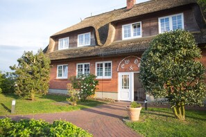 Thatched roof house Pesel with the apartment Wattstübchen in Norddorf on the island Amrum