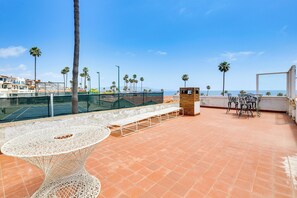 Community Amenities | Roof Deck | Outdoor Dining | Tennis Courts