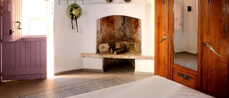 Beautiful traditional  fireplace (non functional)