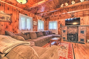 Living Room | Fireplace | Free WiFi
