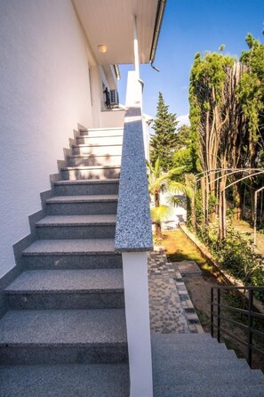 Außenansicht des Gebäudes. Treppenaufgang Wohnung Obergeschoss