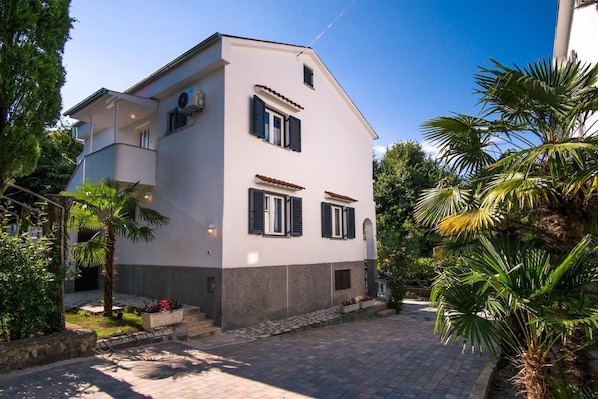Außenansicht des Gebäudes. Haus Außenansicht