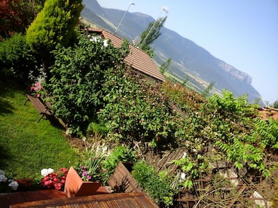 Casa adosada con jardín en urbanización tranquila y preciosas vistas del Pirineo