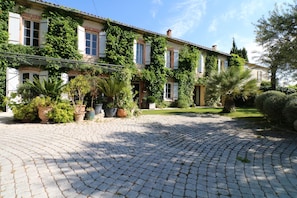 Grand mas de village au coeur de Saint-Didier avec jardin et piscine