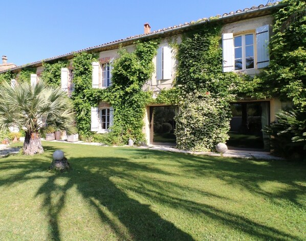 Grand mas de village au coeur de Saint-Didier avec jardin et piscine