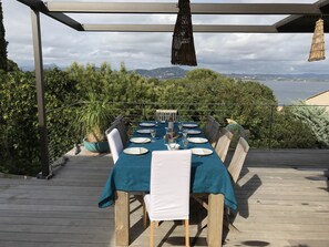 A droite le salon, devant la mer. Et la table en teck ancien et ses 8 chaises