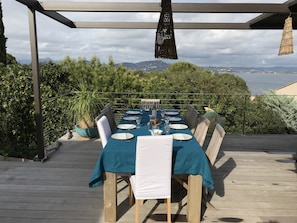 A droite le salon, devant la mer. Et la table en teck ancien et ses 8 chaises