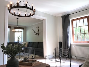 Wohnzimmer 2 und Wohnzimmer 1 im Hintergrund