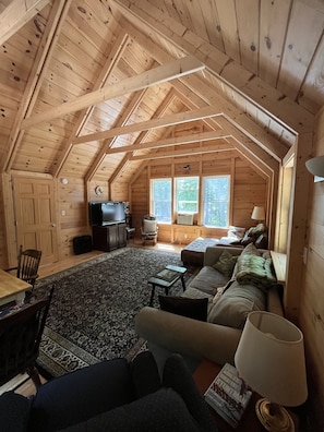 Media Room, DVDs WiFi, 2 couches,
recliner, rocking chair a table / 4 chairs