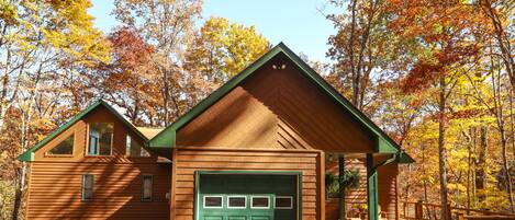 Muskrat Love - a beautiful mountain home nestled in the Nantahala Forest