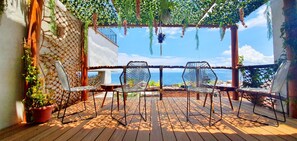Apt ocean-view deck